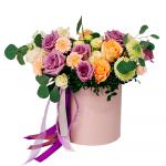 Цветы в коробке с герберами